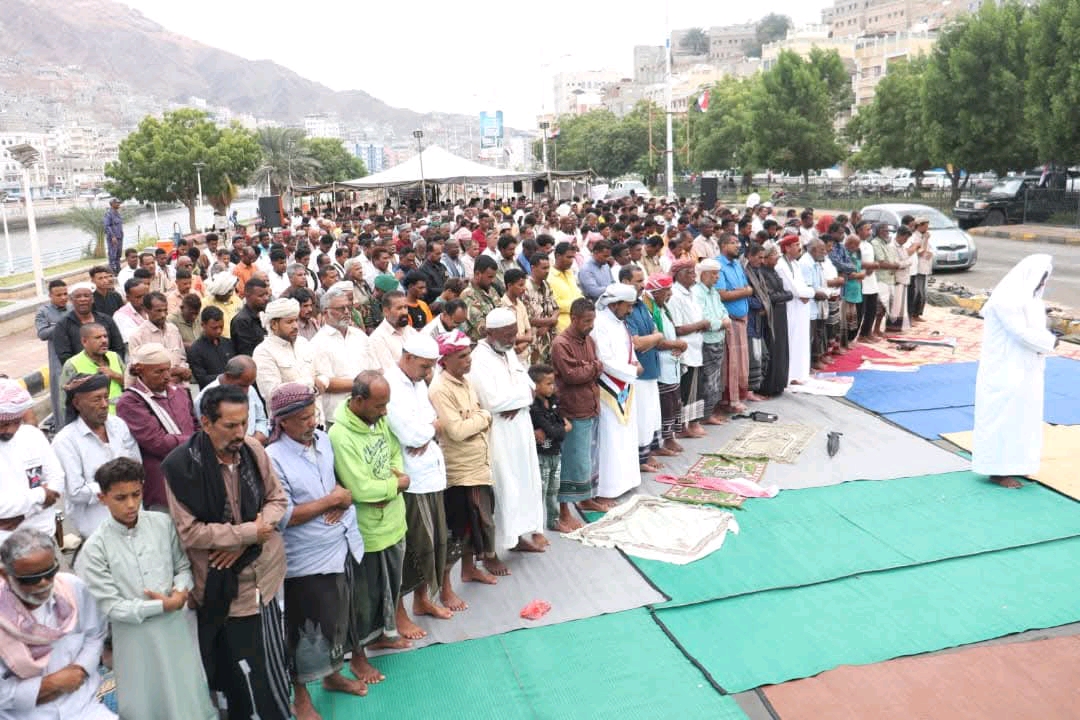 ساحة الاعتصام بالمكلا تحتضن صلاة جمعة بحضور شعبي واسع 