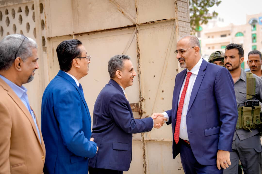 الرئيس الزبيدي يتفقد سير العمل في وزارة الإدارة المحلية بالعاصمة #عدن 