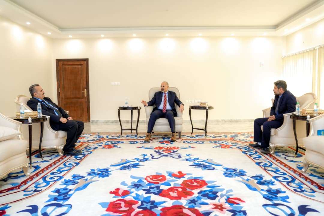 الرئيس الزبيدي يشدد على أهمية تطوير البنى التحتية لمطار عدن الدولي 