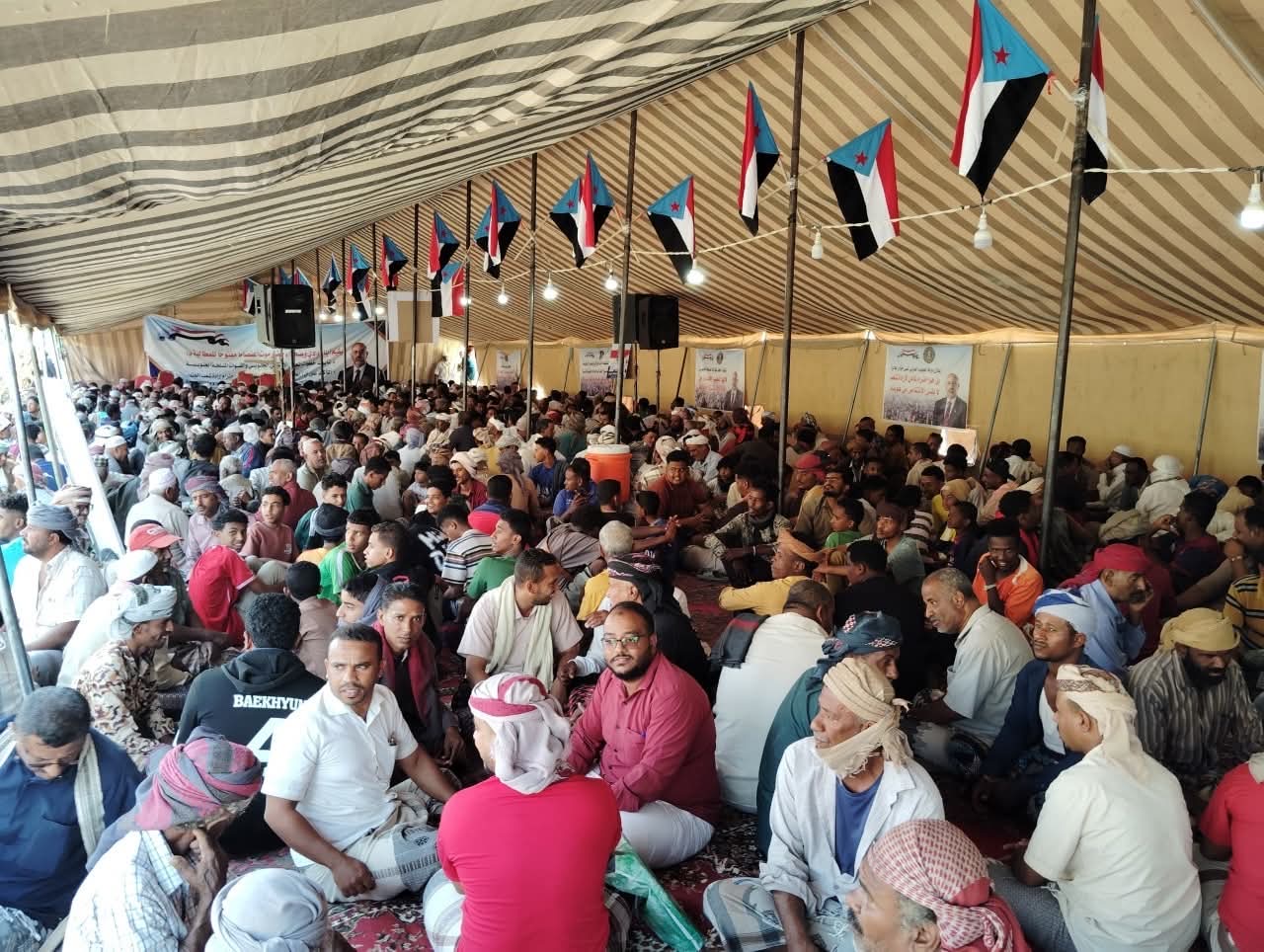حشود جماهيرية من مختلف مديريات وادي وصحراء حضرموت تواصل الاحتشاد في مخيم اعتصام سيئون 