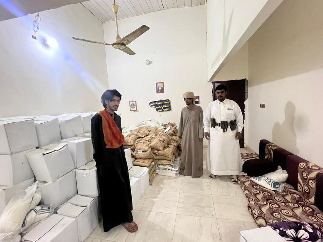 برعاية الرئيس الزبيدي.. تنفيذية انتقالي شحن تدشن توزيع السلال الغذائية للأسر الأشد احتياجاً 