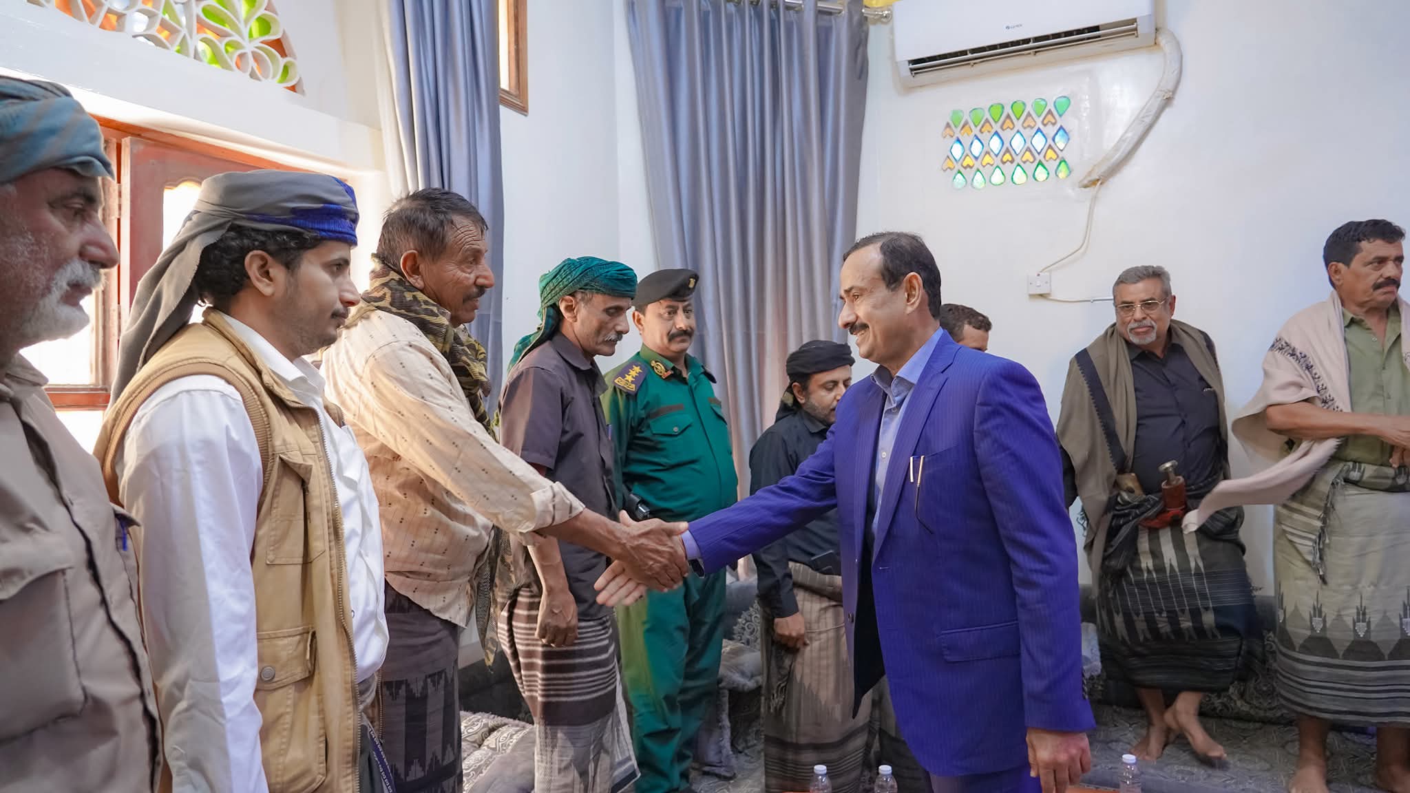 المحافظ بن الوزير يلتقي الشخصيات الاجتماعية بمنطقة هدى ويوجّه بعدد من الإجراءات الخدمية 