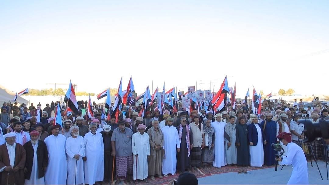 شيوخ ووجهاء مديرية حات ومناطق بلحاف ينضمون إلى ساحة الاعتصام الشعبي المفتوح بمدينة #الغيضة 