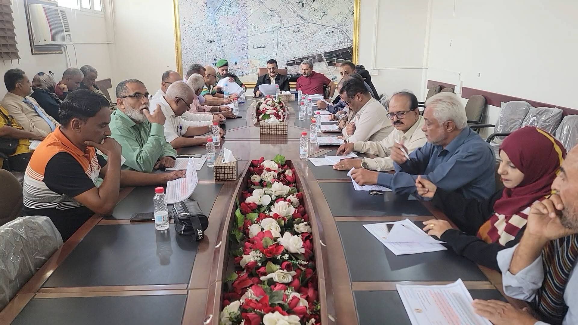 مدير عام المنصورة يناقش أداء مكتب الأشغال العامة للفترة الماضية ويكرم لجنة مجلس الأباء 