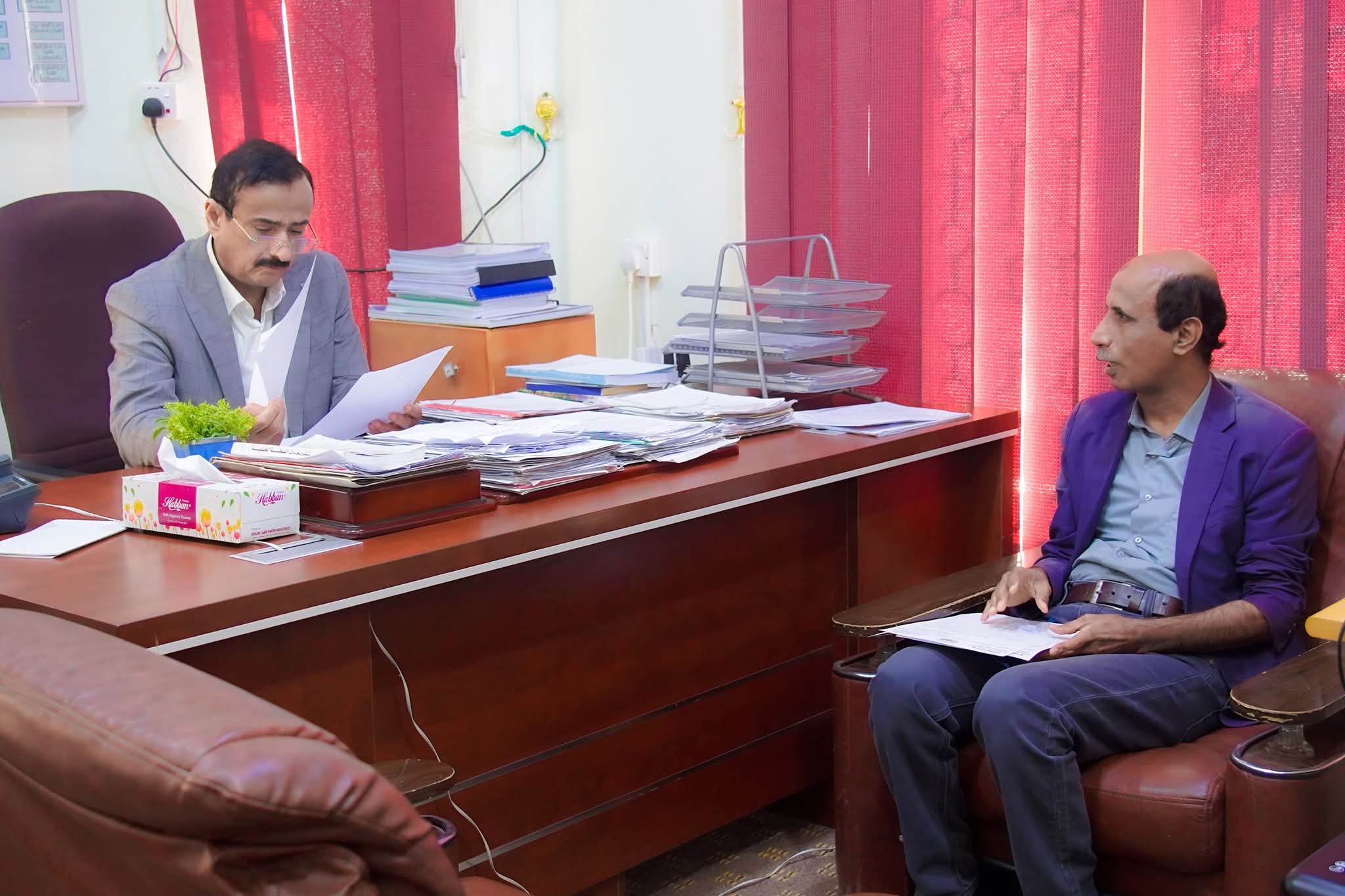 المحافظ بن الوزير يعتمد إنشاء ثانويتين للبنات في الطلح وللبنين في ميفعة بتمويل من الأشقاء في #الإمارات 