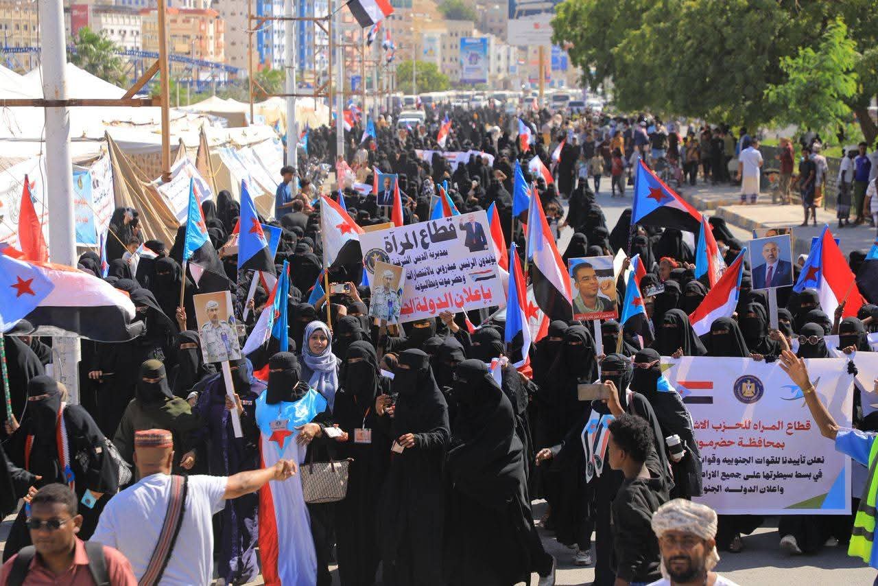 حضور حاشد لحرائر وماجدات حضرموت في ساحة الاعتصام بالمكلا 