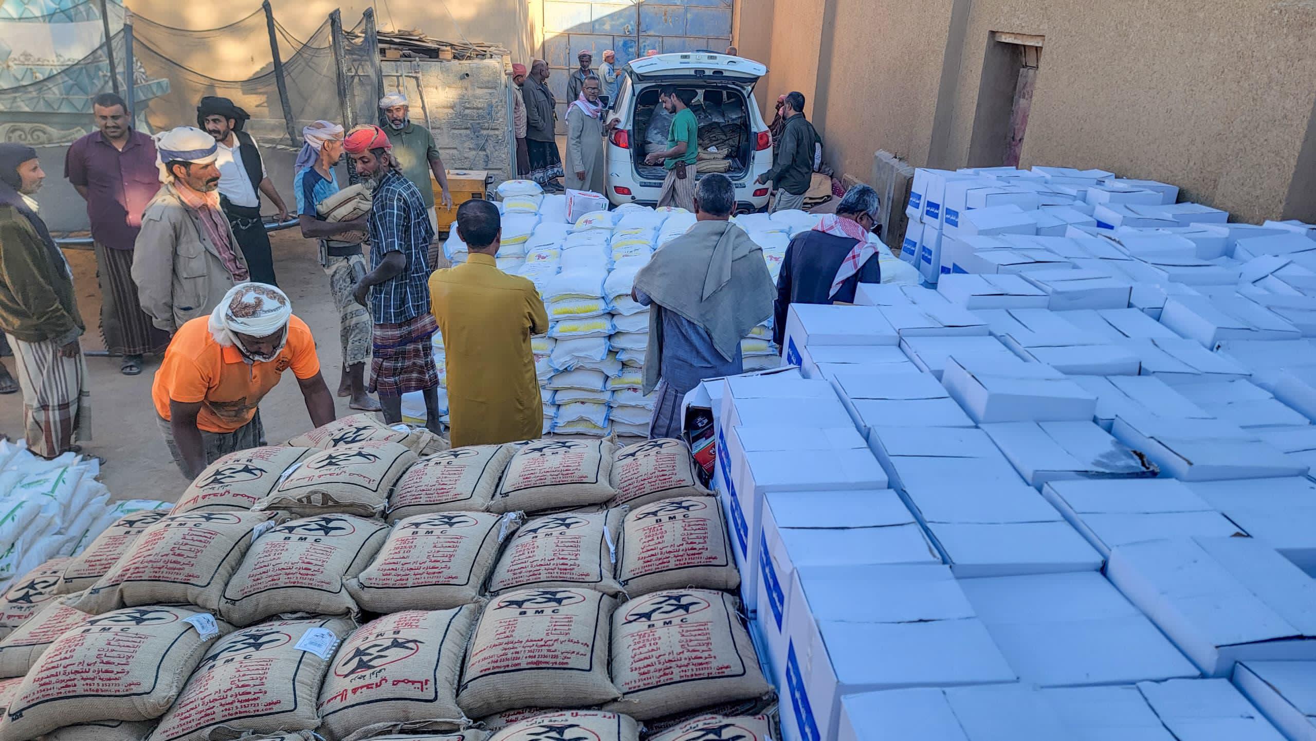 انتقالي القطن يواصل تنفيذ المرحلة الثانية من توزيع السلل الغذائية للأسر المحتاجة 
