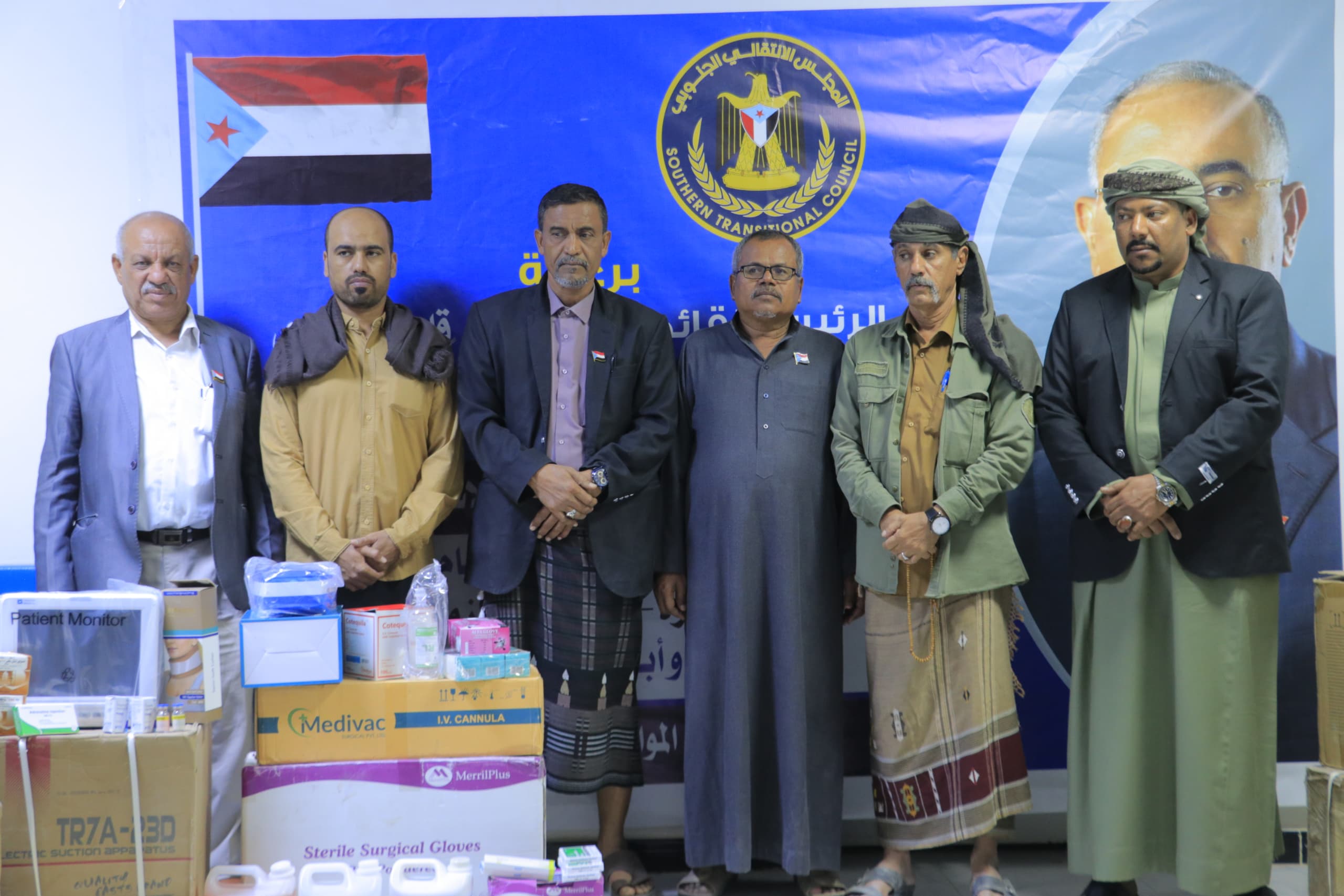 مقدمة من الرئيس الزُبيدي.. انتقالي وادي وصحراء حضرموت يسلّم مساعدات طبية لمستشفى القطن العام 