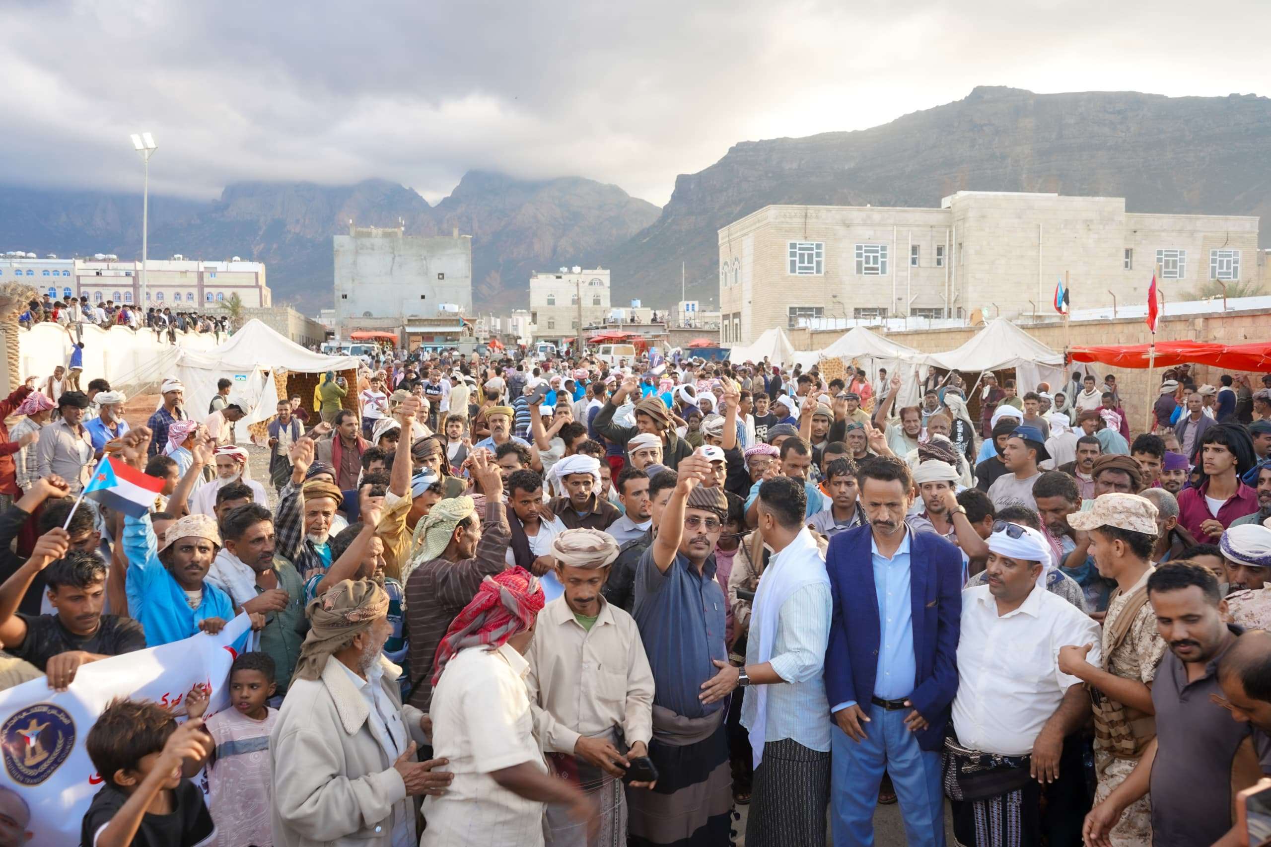 توافد جماهيري واسع من مراكز قلنسية وعبدالكوري إلى مخيم الاعتصام المفتوح بحديبو 