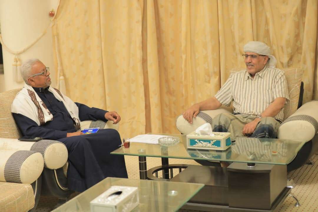 رئيس الجمعية الوطنية يناقش وضع الاستثمار بوادي وصحراء حضرموت 
