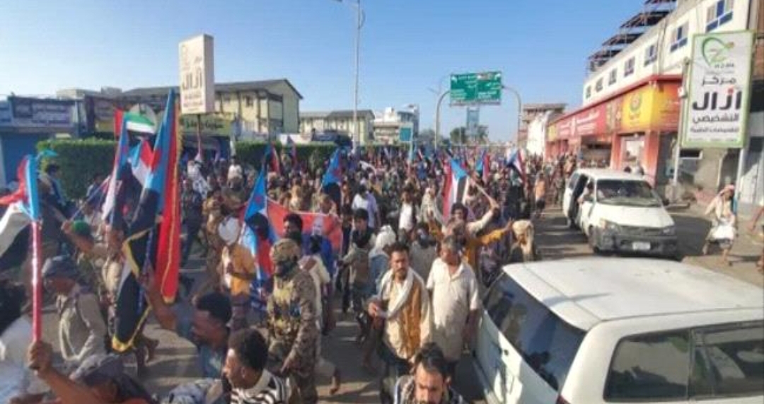 حشود من قبائل باكازم بساحة العروض تطالب بدولة الجنوب 