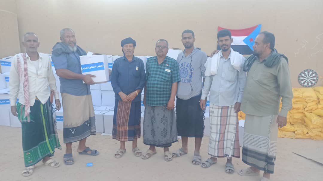 انتقالي القطن يواصل توزيع السلال الغذائية لأسر الشهداء وذوي الاحتياجات الخاصة 