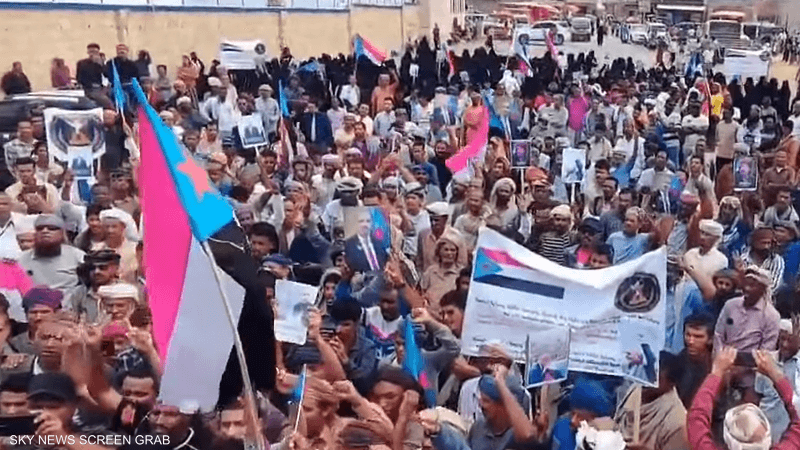 حشود شعبية في سقطرى وعدن تؤكد دعمها للمجلس الانتقالي الجنوبي 