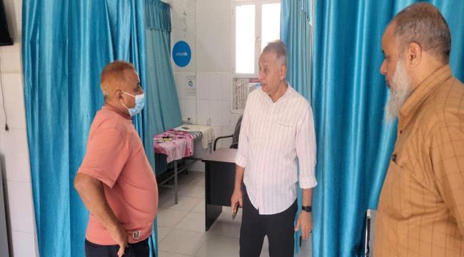 مدير عام المعلا يتفقد المجمع الصحي ومركز العلاج الطبيعي بالمديرية 