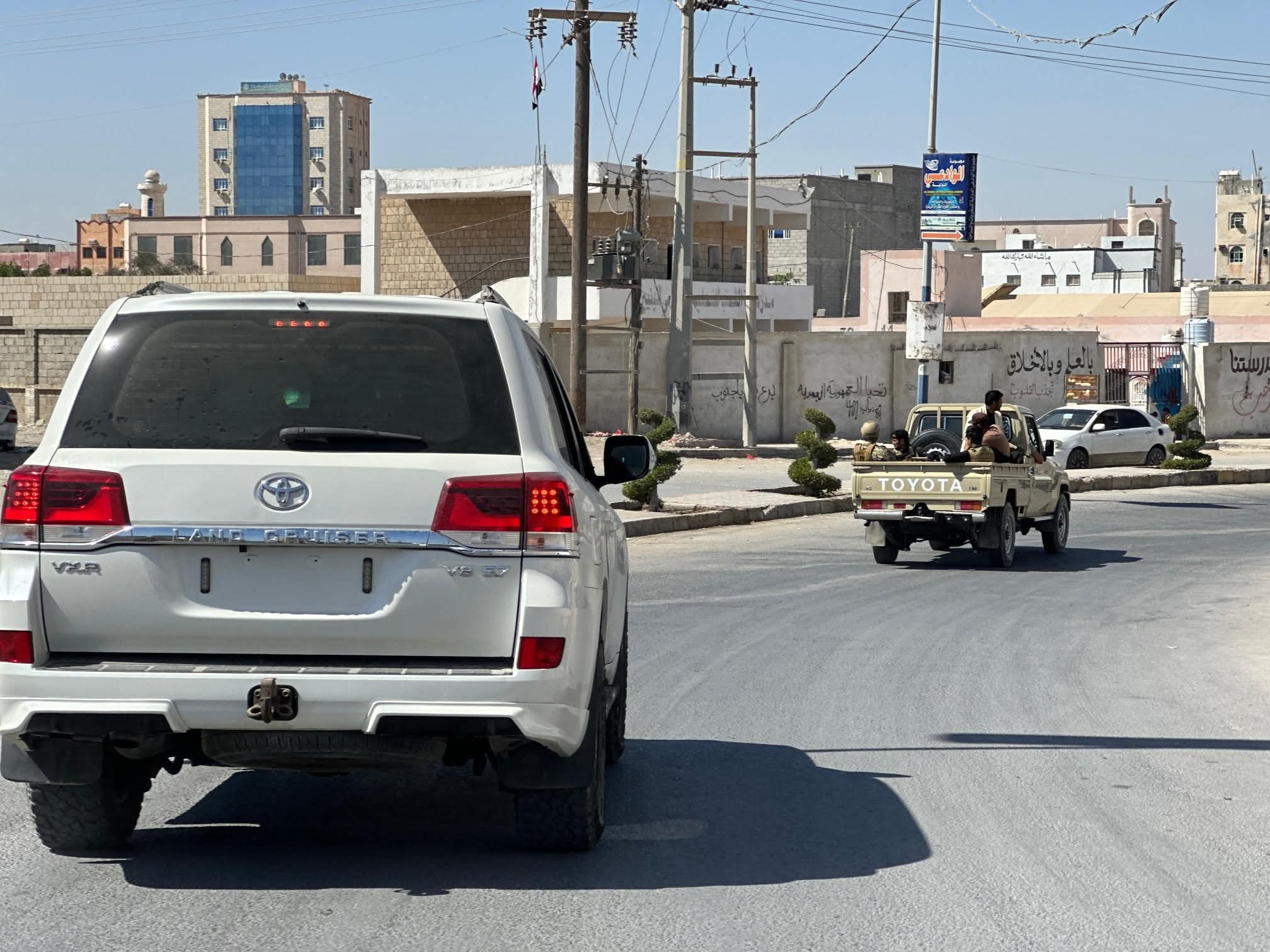 محافظ المهرة يقوم بجولة ميدانية في مدينة الغيضة لمراقبة الوضع الأمني 