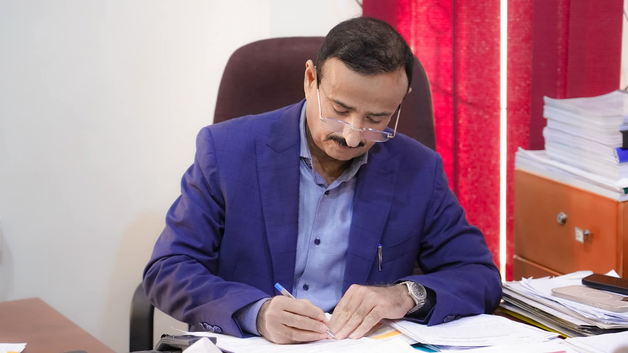 المحافظ بن الوزير يصادق على عقد إنشاء المرحلة الأولى لمبنى مركز القلب والقسطرة القلبية 