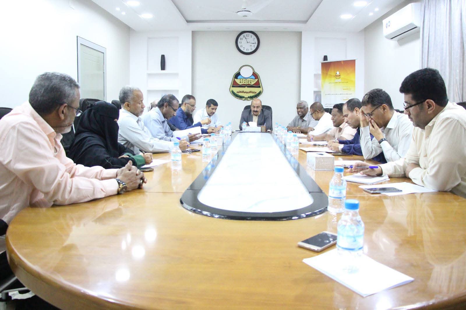 اللجنة الفرعية الإشرافية للاختبارات بمكتب تربية ساحل حضرموت تعقد اجتماعاً لها 