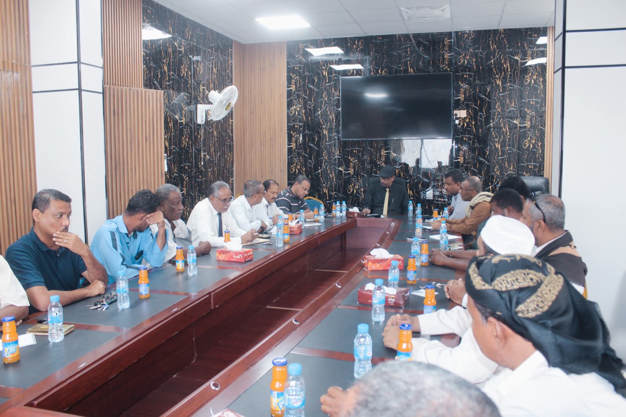 المكتب التنفيذي بمديرية مدينة المكلا يعقد اجتماعاً استثنائياً لمناقشة الأداء الإداري والمنظومة الأمنية 