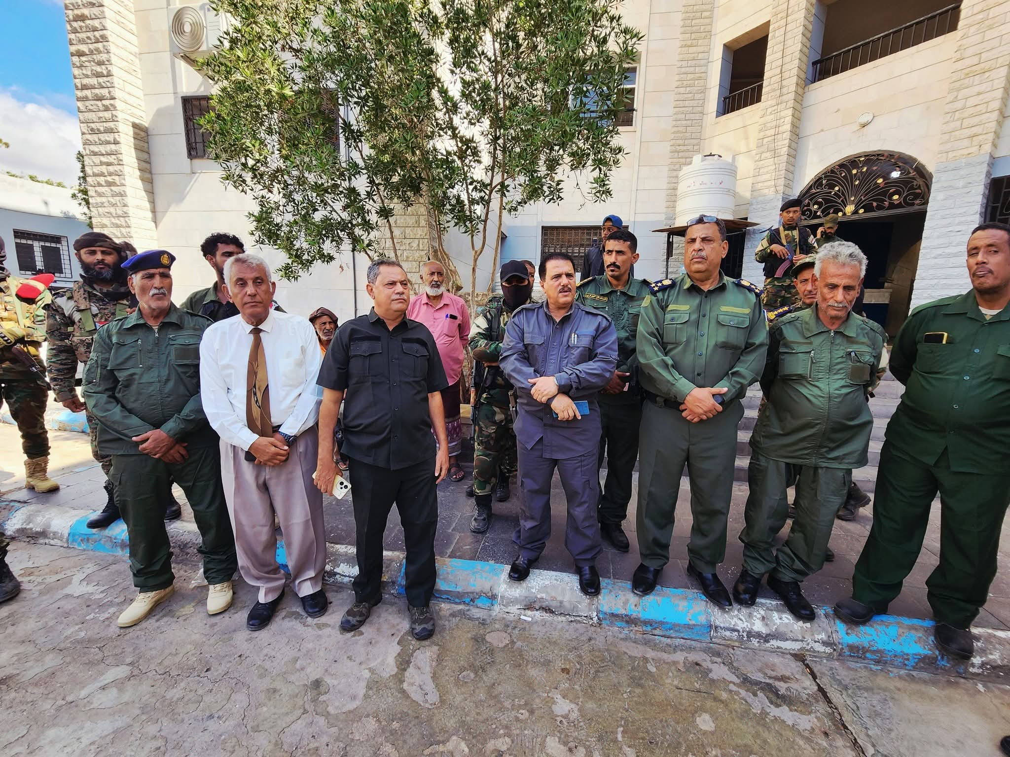 بتكليف من مدير أمن العاصمة عدن.. نائب المدير ينفذ جولة ميدانية لتفقد أقسام الشرطة 