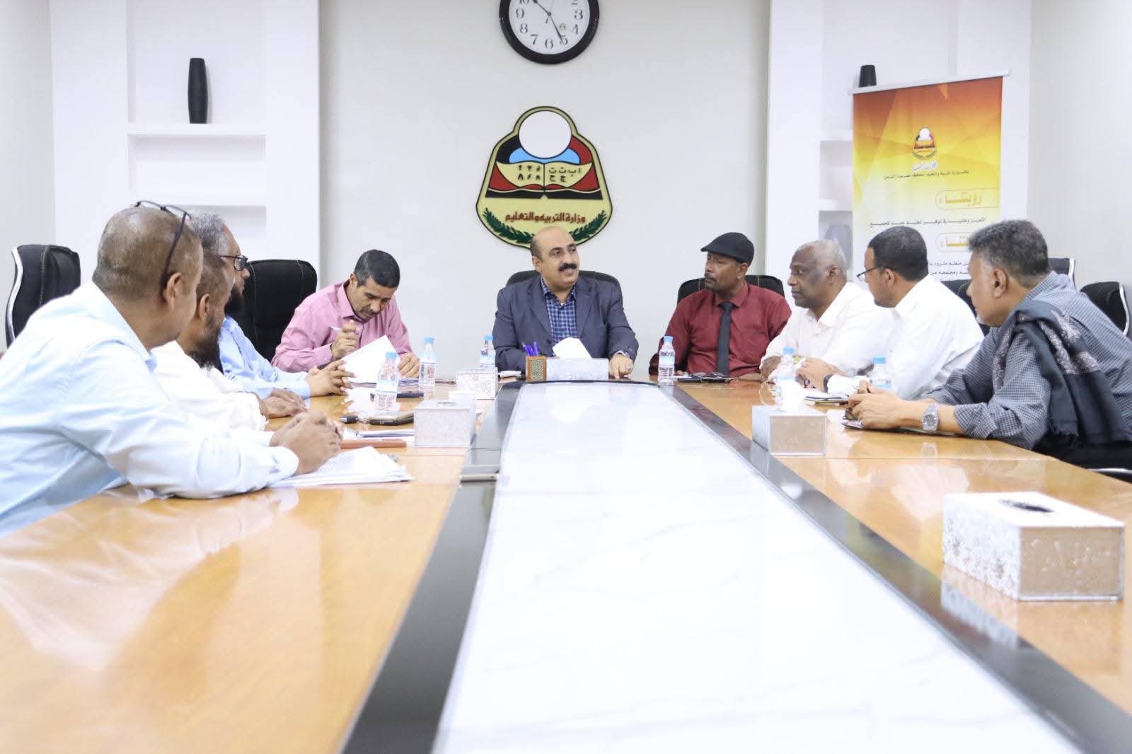 مدير تربية ساحل حضرموت يلتقي مدير عام مديرية مدينة المكلا ويناقشان الوضع التربوي والتعليمي بالمديرية 