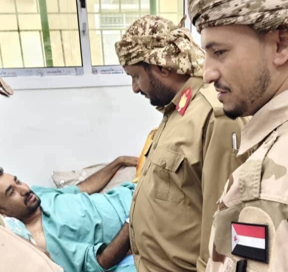 أركان وقيادة ألوية الدعم والإسناد يزورون الجريح رئيس عمليات اللواء الأول دعم وإسناد 