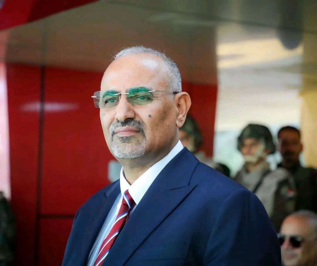 الرئيس الزبيدي يدعو لاحتشاد في العاصمة عدن تأييداً للإعلان الدستوري ومطالبة عاجلة بالإفراج عن وفد المجلس المحتجز بالرياض 