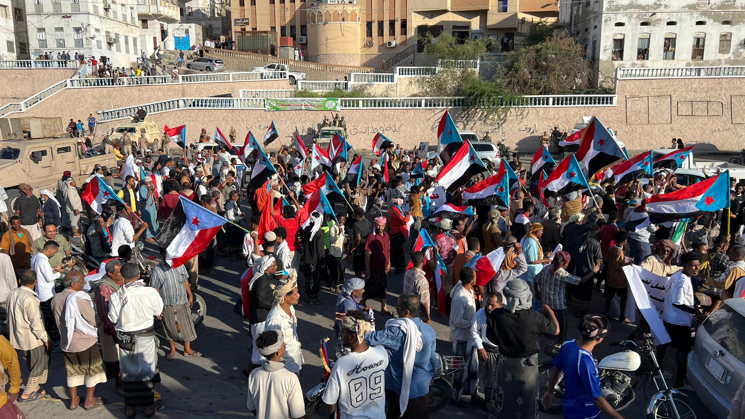 حشود جماهيرية تتوافد إلى جسر الشهيدين بالمكلا للمشاركة في مليونية الوفاء والصمود وتجديد التفويض للزبيدي 